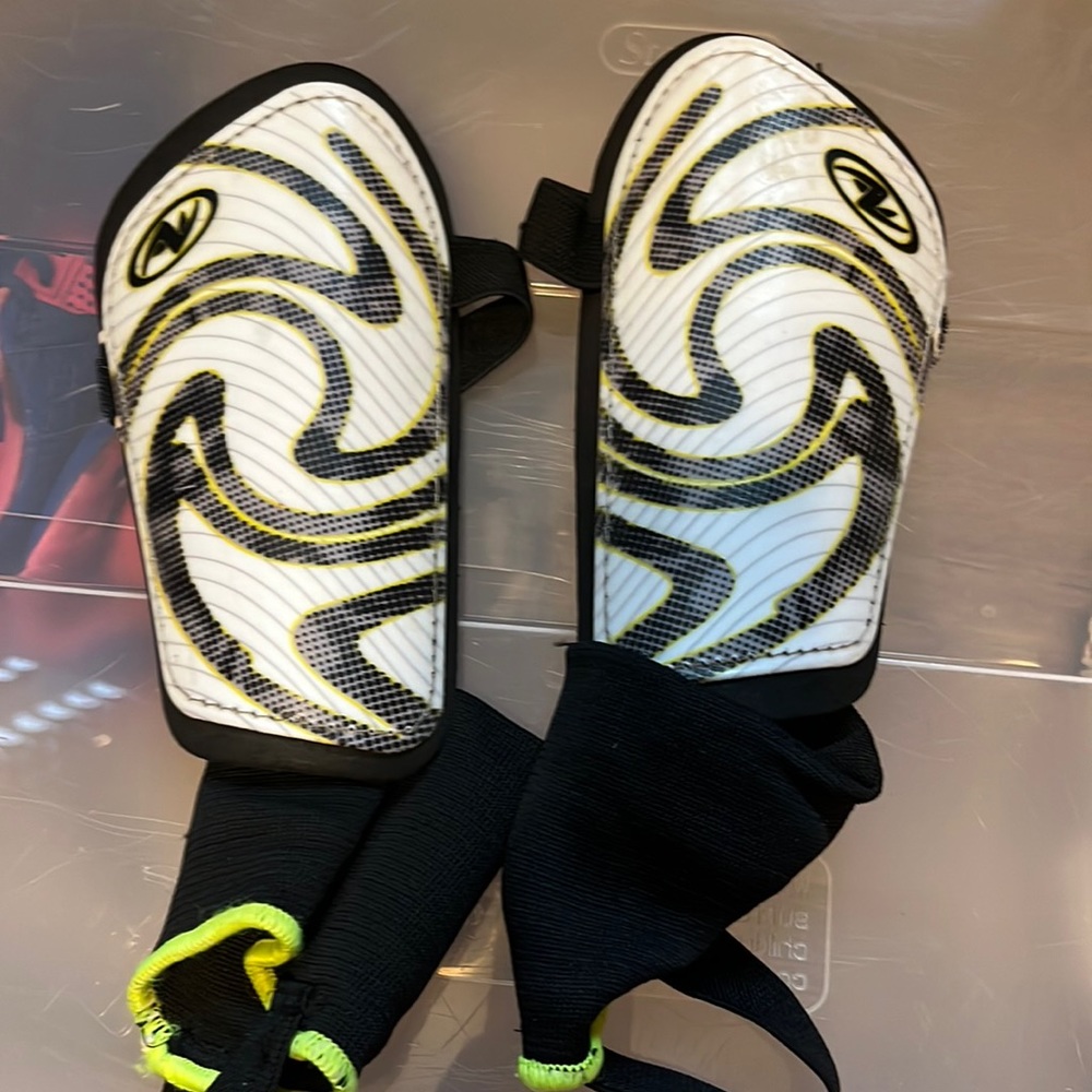 Soccer shin guards kids size M